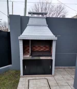 Parrilla de 1.25 mt con fogón reforzada color gris perla.