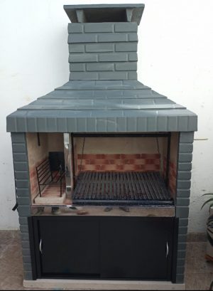 Parrilla de 1.45 mt ladrillo con fogón reforzada color gris oscuro.